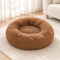 Lit rond en peluche, coloris kaki, dans un salon